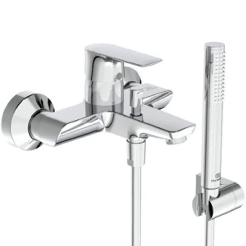 Chromene Badarmatur mit integriertem Handbrause-Set von Ideal Standard, einschließlich einer zusätzlichen Brause und einem Hebelmischer.